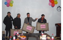 為已退休還堅守在崗位的老員（yuán）工頒獎